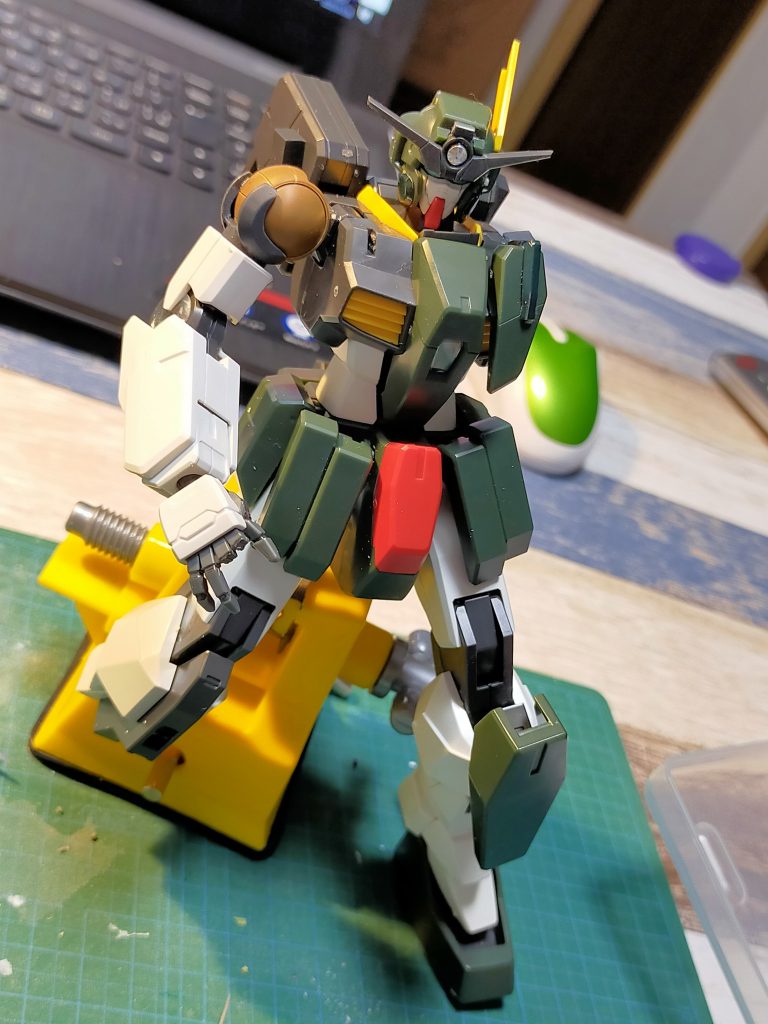 肩の構造はジャンクパーツを組み合わせてそれっぽく。確かローゼンズールのパーツ使ってます。