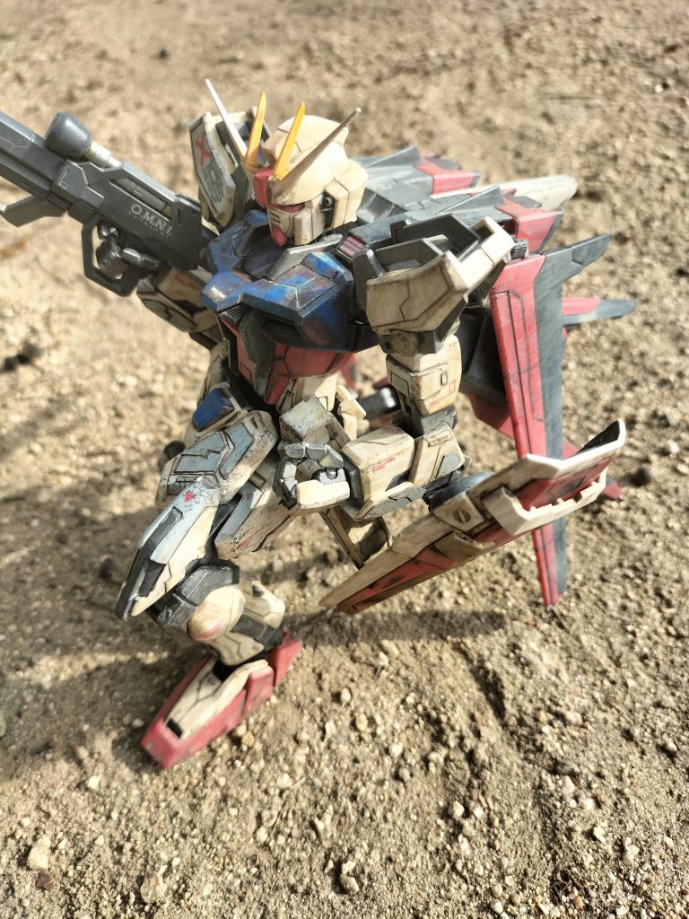 近所の公園にて自然光はやっぱいいですね。今回はウェザリングカラーを中心にサンディウォッシュでウォッシング、エールストライカーの羽もこれです。グランドブラウンでスミ入れやストレーキングスポンジチッピングはアクリジョンの焼き鉄色エッジにシルバーやブラウンでドライブラシしてます。個人的にはもうちょい白さを残した方が汚れが際立ったかもと反省