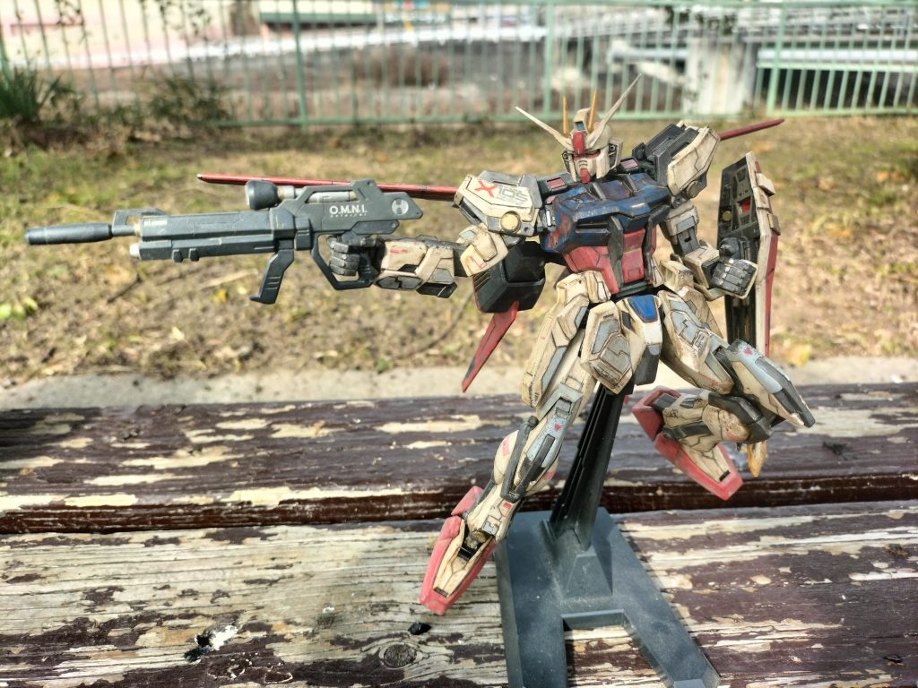 ベンチの上で種ポーズ。膝関節、可動手首がゆるゆる