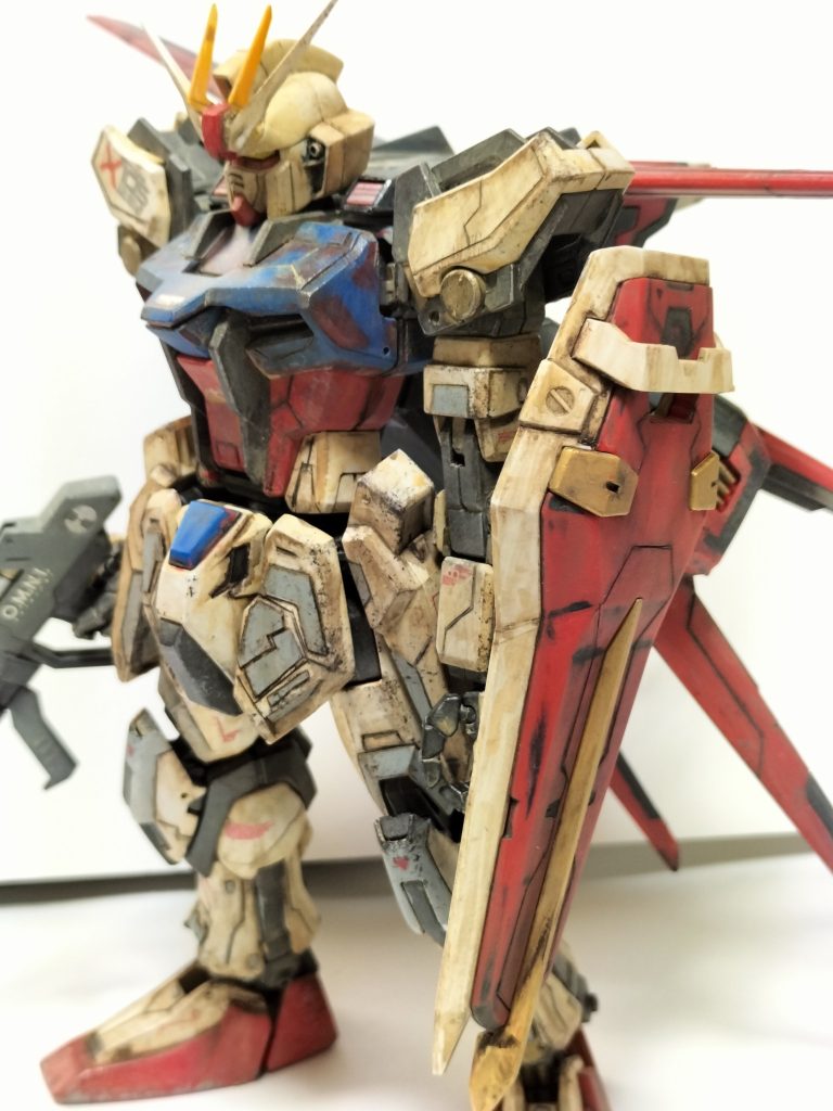 全身にスジ彫り追加、フロントアーマーや腕にプラ板追加してます。頭部ブレードアンテナと額のパーツは無くしてたのでアンテナは無くしたと思ったハイニューガンダムのものを削り、額はパテで作りました。