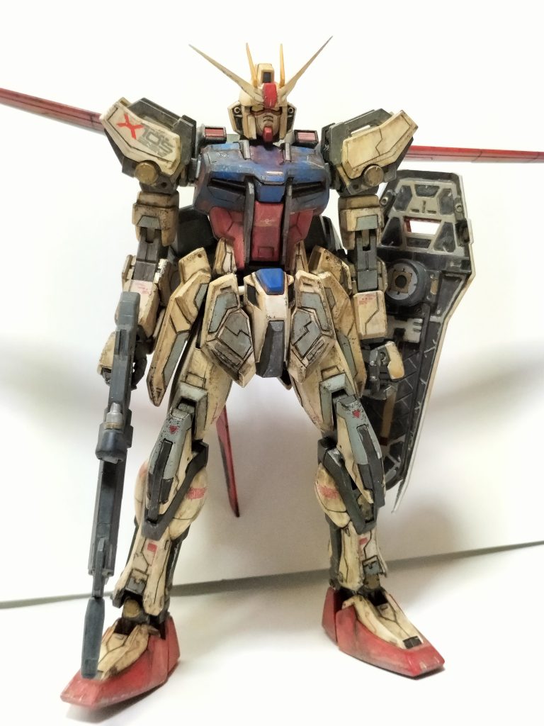 スジ彫り、プラ板はフリーハンドなのではみ出しご愛嬌です。もともと、胴体をマーカーで赤に塗ってたり、白パーツに白サフ吹いたのが経年劣化で黄ばんでいたので、汚しに決定しました。