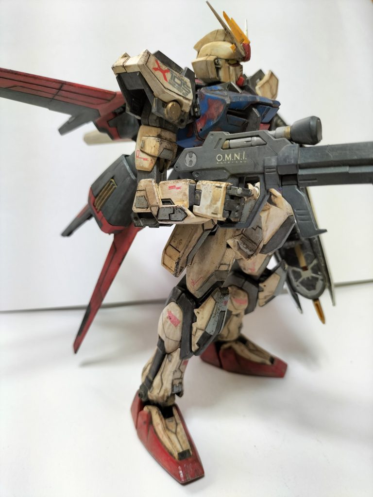 黄ばみの跡や赤塗装の跡はヤスリで一部残るように削り、汚れの一部になりました。足首は片方だけ残っていたのですが、もう片方複製出来てないので放置中です。