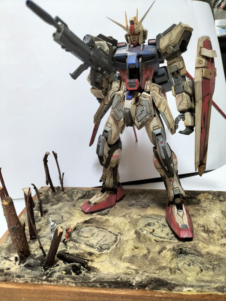 適当に作ったジオラマ的なモノです。実物大ガンダム見に行った事ないのですが、こう見るとモビルスーツのデカさが実感できます。なぜが前に作ったアッガイの足跡が