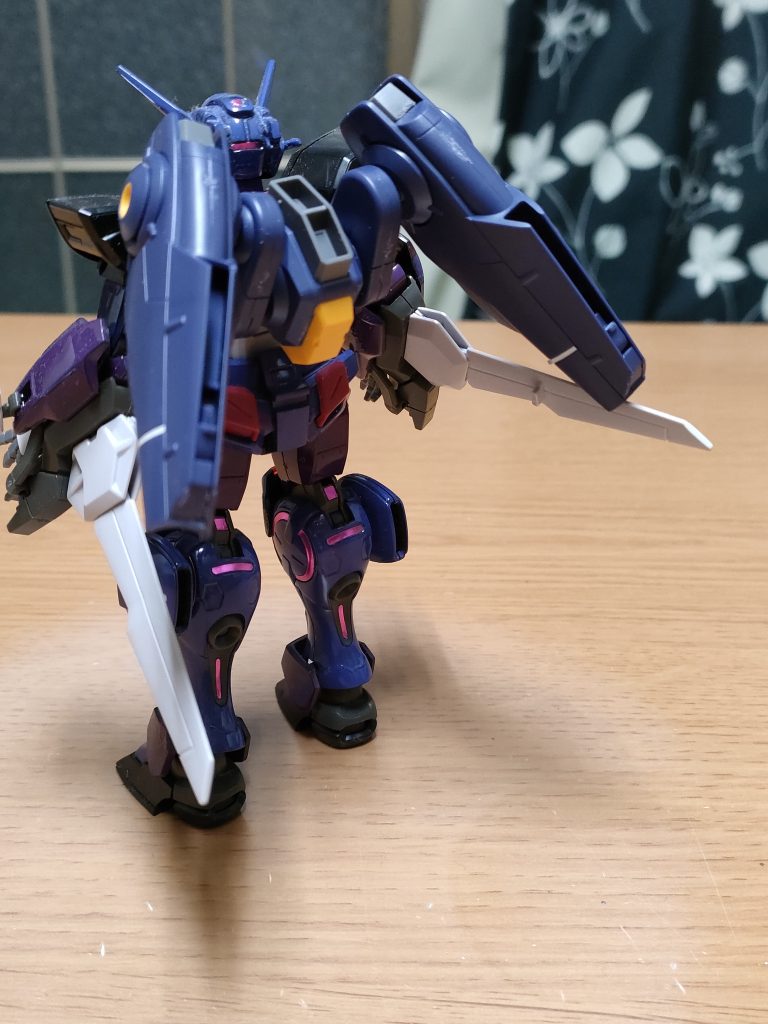 そのまま接続すると噛み合わないので逆さに接続しましたが、違和感ありません。オリカラーなGエルスとも馴染みます。