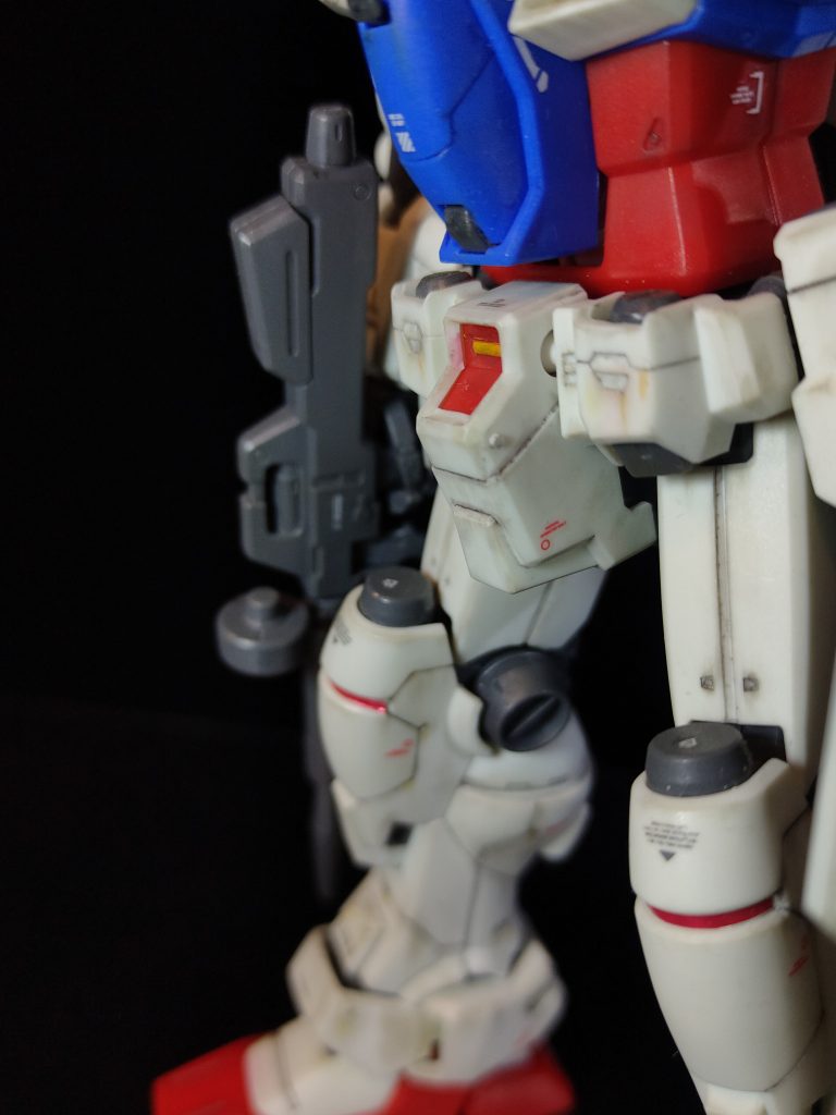 下半身を中心にスジボリ追加あと1.2mmのポンチで抜いたプラ板を貼り付けたり