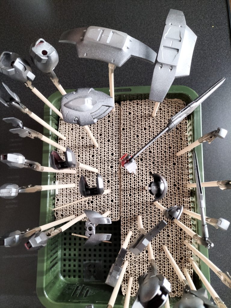 バラバラルデのシルバー塗装。ムラムラにみえるくらい粒子粗め、そして黒が残るように一部グラデーション。シルバーは反射少なめをターゲットに塗装シルバー拭きすぎず黒残しなので、スミ入れも省略できたのは意図してませんでしたが、ラッキーでした笑