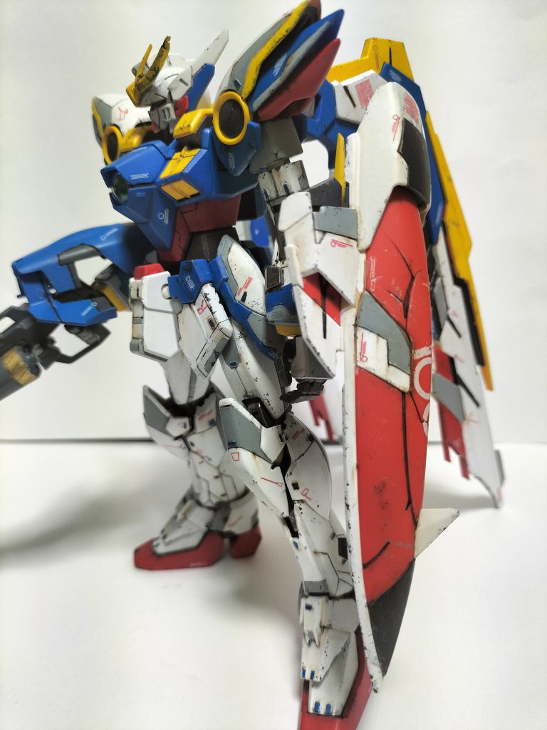 ブレードアンテナは左側が根元から折れて先を紛失してたので針金にパテで何となく形にしました。まだ技術が足りてなかったです。汚して壊れた感じに