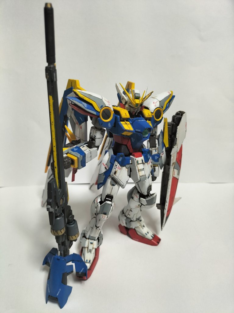 膝関節もクタクタでウイングを支えに立つのがやっとです。同じ様な状態のキット出てきたら、その時は関節も修理できるようにしたいですね。背中のウイング接続部分も固めてしまったので変形不可です