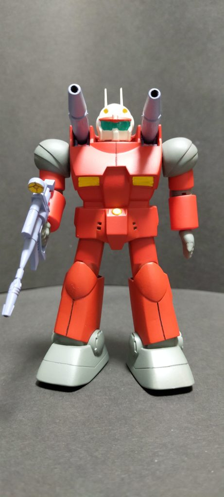 このガチムチ加減が旧キットの魅力。スネの接続軸を少し外向きにつけ直して立ち姿をちょっとだけ修正。足首は後ハメにして、片方だけハメないで角度調整。頭のアンテナはランナー伸ばしで。作ってるときに片方どこかに飛んでしまったので。色は取説に近い感じで。右キャノンがゆるかったので接着し固定しました。手が赤ちゃんの手みたいでカワイイ。