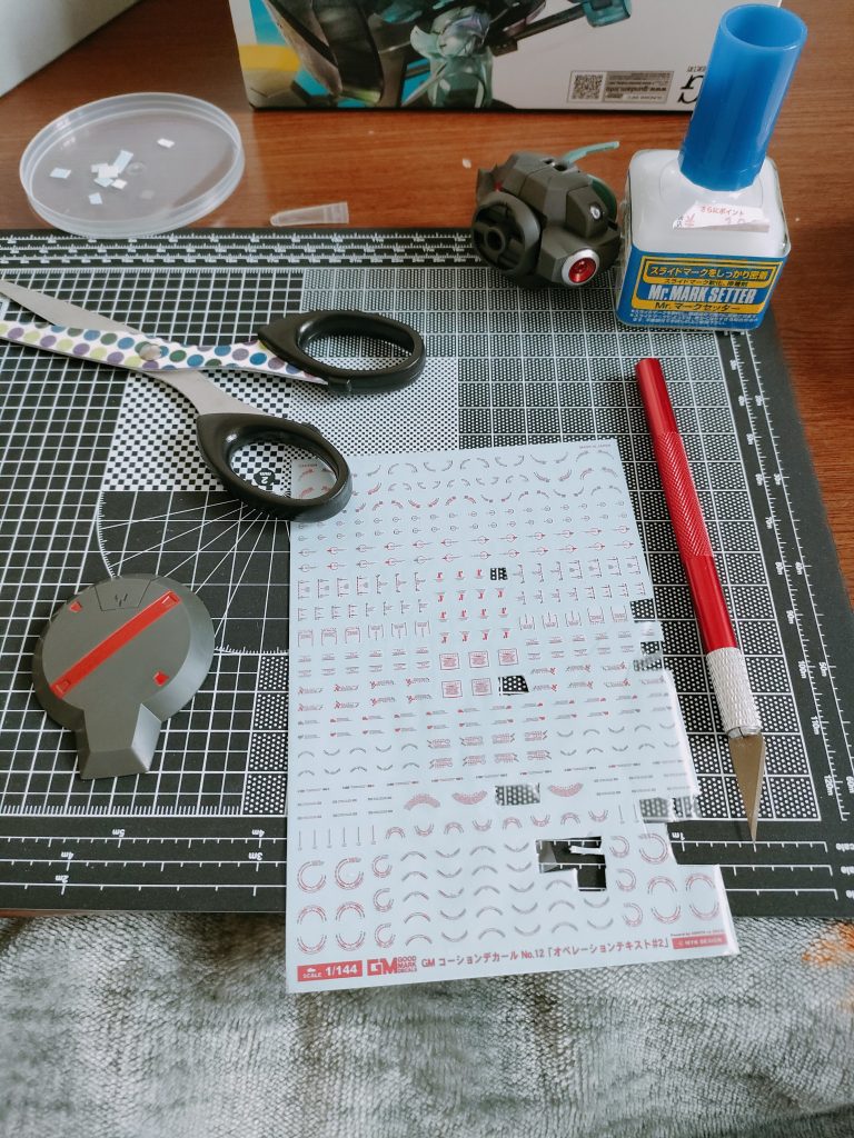 初のデカール貼りに苦戦。マークセッター使用しました。位置決めの途中で、ピタリと、くっついてしまい何度もやり直し。うまく転写されず、デカールが予定より少なくなりました。