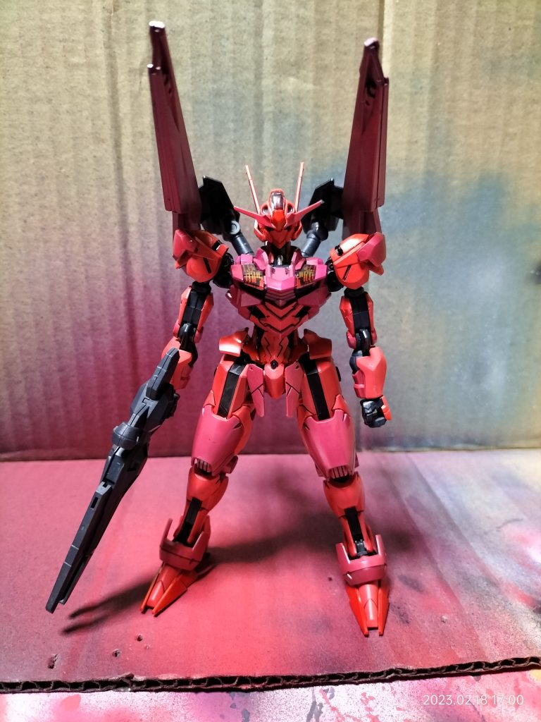 正面からの写真です。白色部分は主にシャアピンクです。一部シャアピンクを下地その上からシャアピンク2にしています。