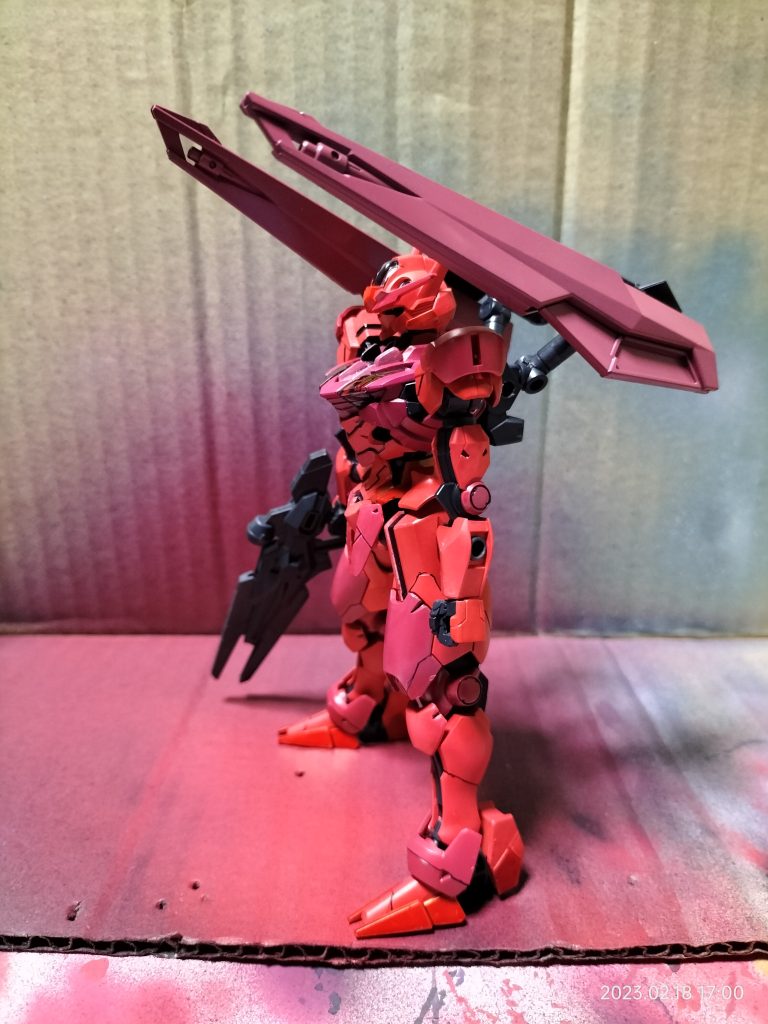 斜めからの写真です。ダブルリベルクライフルとエアリアルの接続は水星の魔女ディスプレイベースを使用しています。