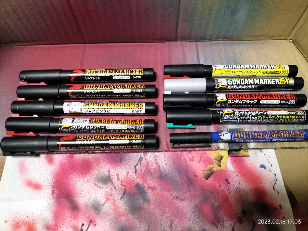 使用した色です。シャアレッドシャアピンクシャアピンク2ガンダムレッドファントムグレー　をメインカラーに使用しています。メッキシルバーロイヤルメタレッドガンダムブラックガンダムメタグリーン　を細部塗装に使用しました。