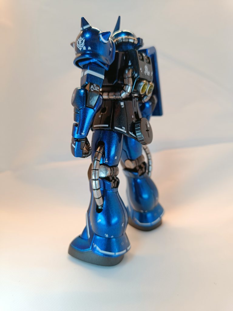 後ろから左肩。二の腕のデカールがRG用では長さが足りず、ちょっと隙間が空いてしまったところがダサく思ってしまいましたが、これもまたデザインということで。