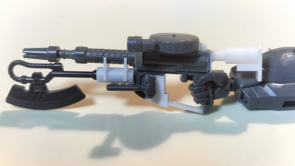 ザクマシンガンをf2ザクの持っているザクマシンガンの形に似るように改造してますそして先端にヒートホークをつけてます