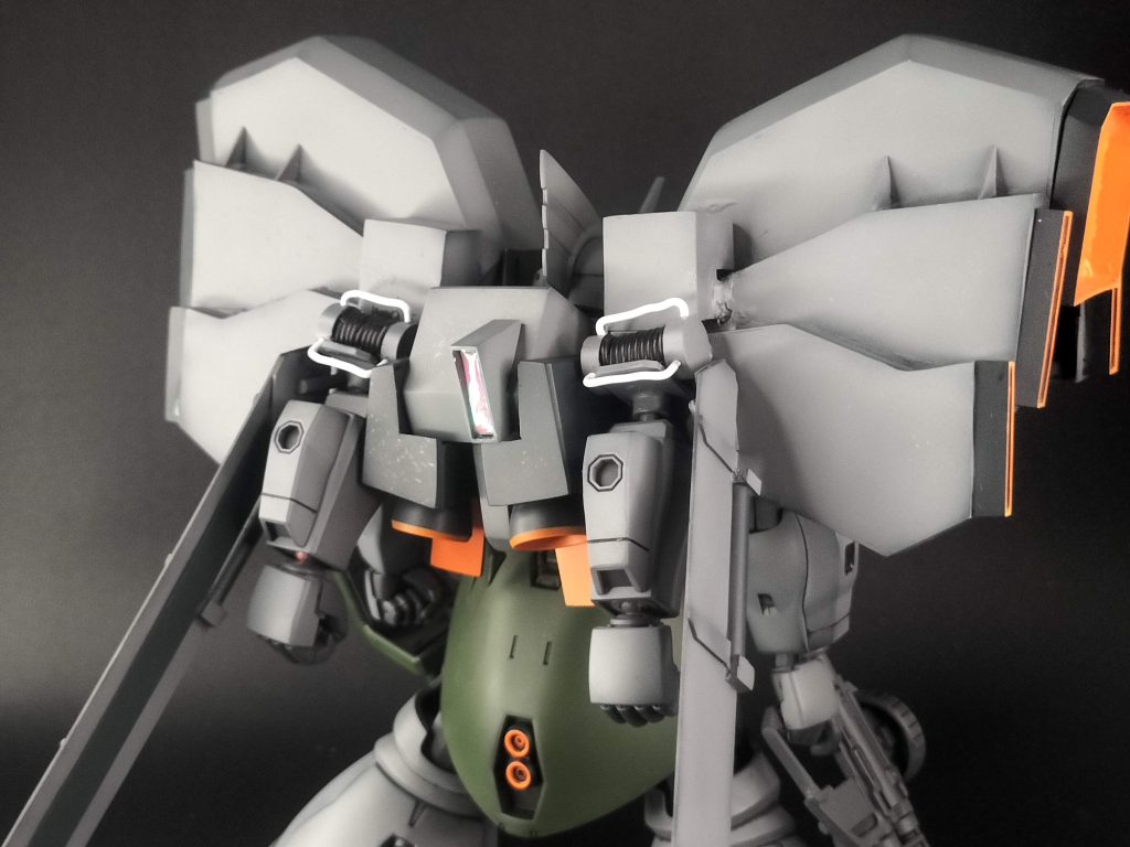 背面のウインチユニットはプラ棒に百均のワイヤーを巻いて作りましたまたサブアームにはhgシャア専用ゲルググの腕を流用しています