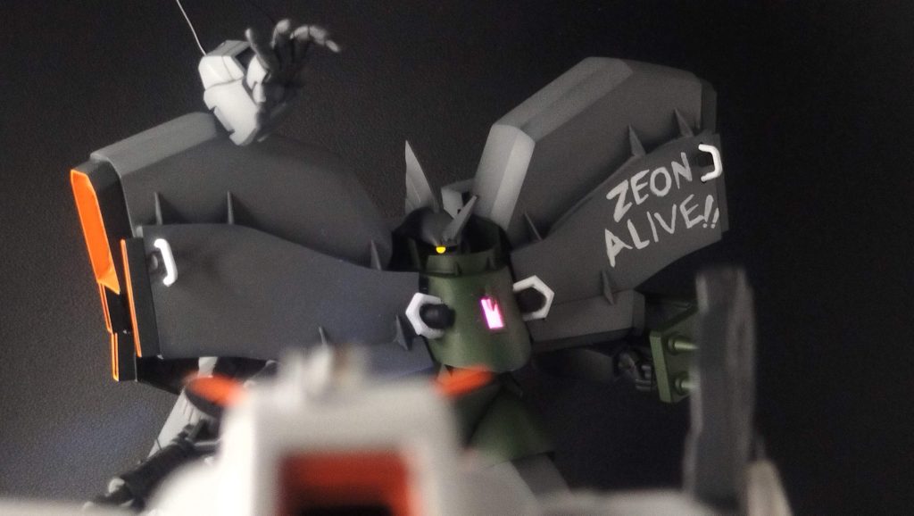 サブアームはリード線の差し替えで飛ばすことができますまた蛍光をセンサーやモノアイに使っているのでブラックライトを当てると光ります