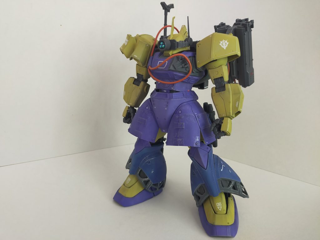 現地改修型という設定なので、切り貼りされている部分や、足の装甲に関しては削除しています。