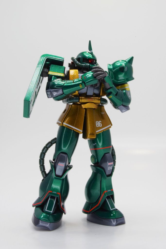 素組で気に入った「いっちょ　やったりますかぁ！」的なポーズ。なので武装も取っ払ってます。拳で語れるザク！