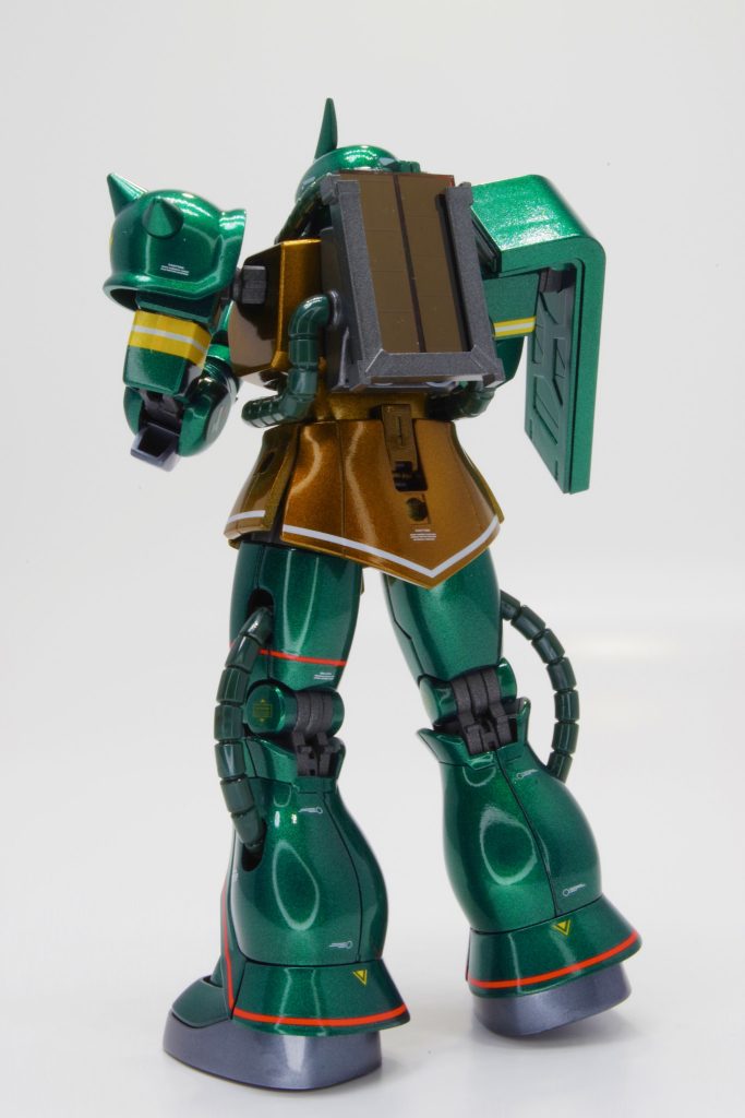 今回のモノアイもソーラー電飾です。色々と試行錯誤しているのですが、今回はソーラーパネルを背負う形にしてみました。シールドにも限定デカール貼りたい！　とゆう理由もありましたので。