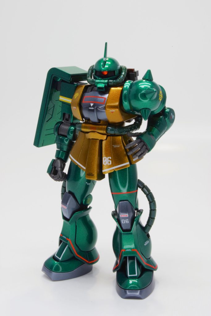 デカール貼りに苦戦しましたが…このデカールはいいぞ！スカート前の「06」は失敗したので境界戦機デカールから取りました。ちょっとゴールドが強すぎたのですがガシガシ遊ぶわけでもないので限定品の観賞用と思って良しとします。