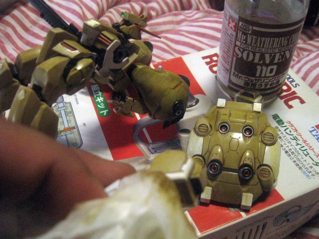 ウェザリングカラーのグラウンドブラウンを薄く溶いてウォッシング！ 