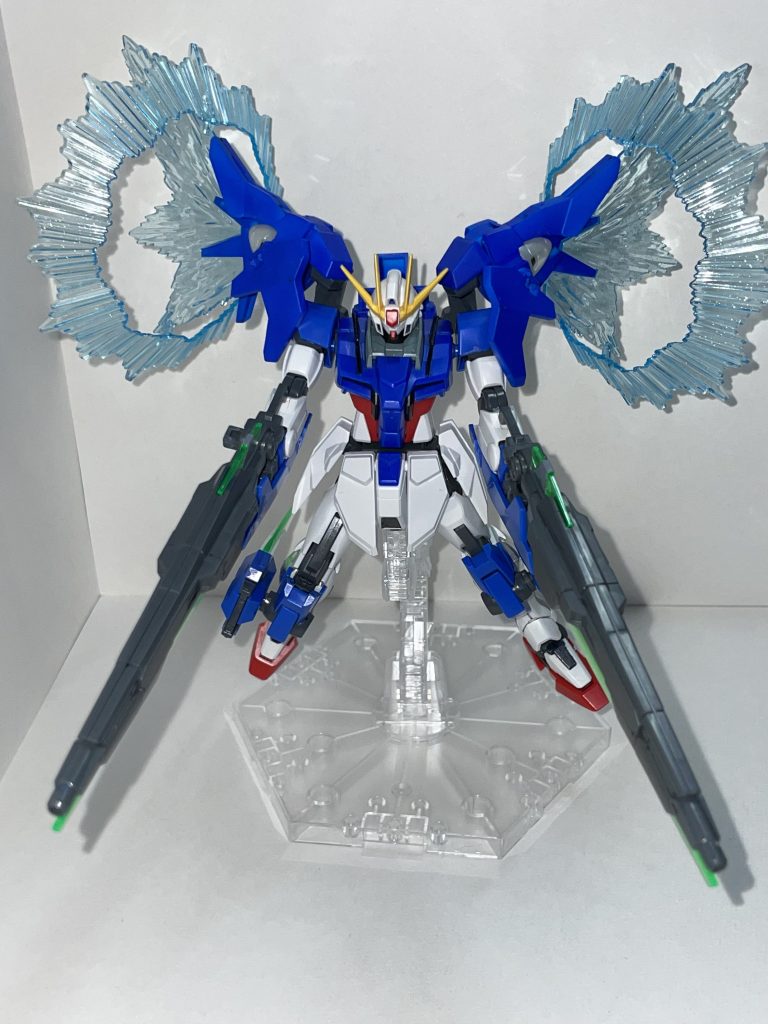 GNソードIIブラスターを2丁持たせても負けない横幅を目指していたら、ダブルオースカイのウイングがちょうど良くフィットしました。