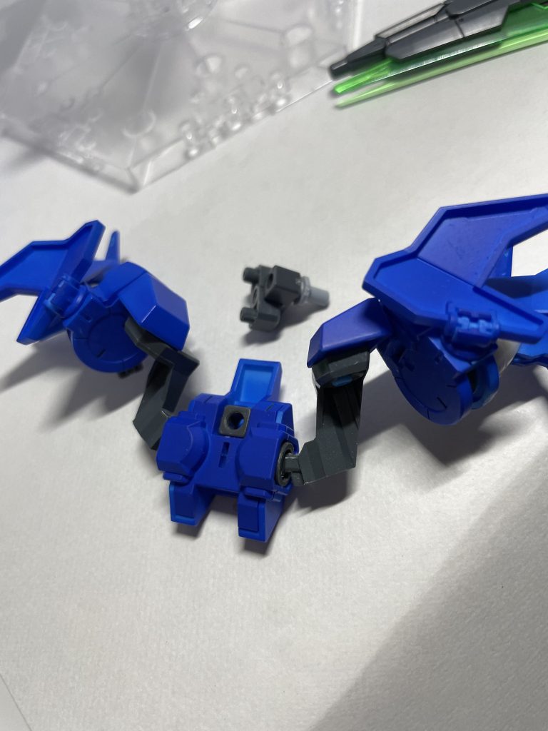 ダブルオースカイのウイング取り付けについては、コトブキヤのジョイントセットCと、トライバーニングガンダム付属の2軸To1軸のパーツが上手くかみ合いました。