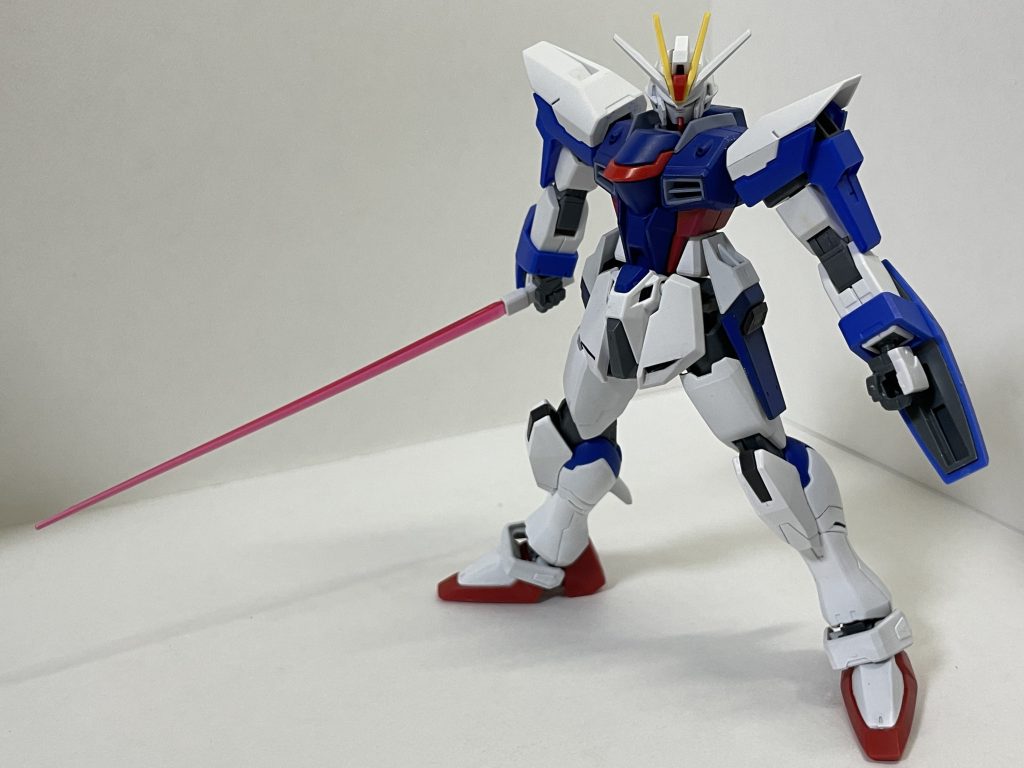 AGE3のシールドに仕込まれたサーベルを抜刀。限られた武装での戦いをイメージするのも楽しいです。