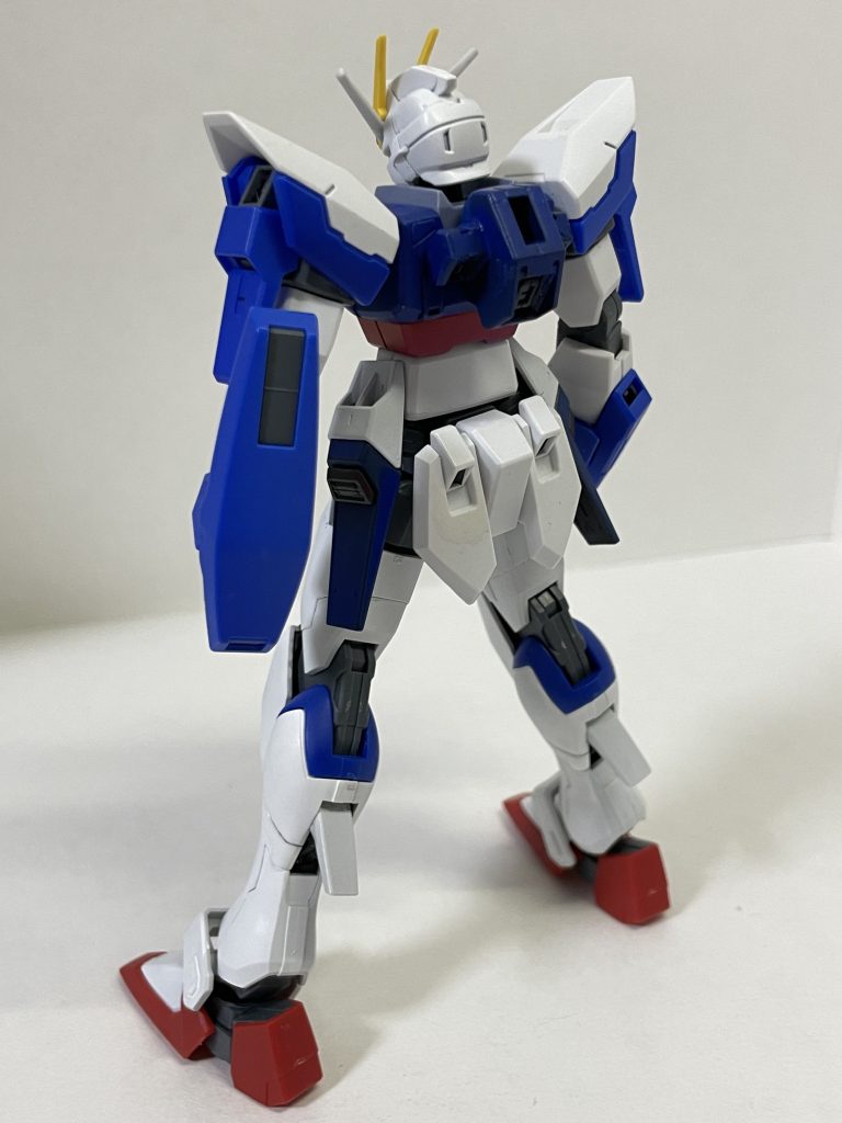 バックパック無しの立ち姿です。関節各所は細かく整えています。・腕の接続は「HGカスタマイズキャンペーン2018[A]」のジョイントセット。・フリーダムの背面の突起になっているスラスターをカットし、コアガンダムのバックパック装着。・フリーダム胴からストライク腰への接続は、ポリキャップと軸を適切なサイズにカットしています。・股関節はストライク腰からデスティニー足に接続するために、フリーダムのパーツを経由しています。