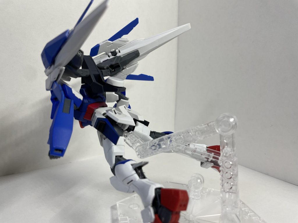 オーライザーのバインダーはコトブキヤのジョイントセットAを経由し、マーズフォーガンダムのバックパックから生やしています。設定的には、ガンダムイデア本体はCEの核動力等で動きますが、GNコンデンサーとオーライザーを後付けで装備する事で、追加兵装を得つつGN粒子によって飛行と防御を行うイメージです。