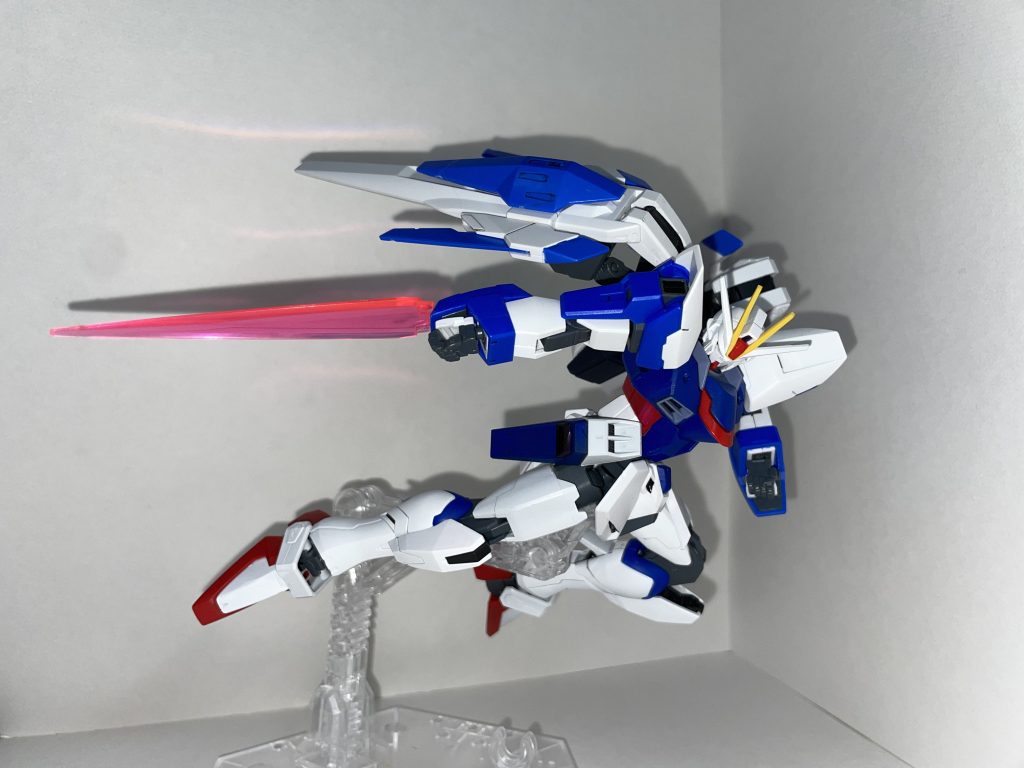 大型ビームサーベルのエフェクトはクロスボーンガンダム魔王から拝借しました。FXのCファンネルの穴はかなり珍しい口径なのですが、しっかり保持できます。