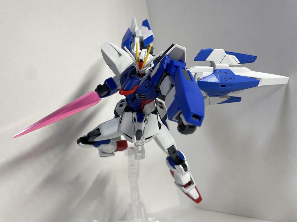 FXの腕からは大型ビームサーベル、AGE-3の腕はビーム砲をイメージしています。肩のパーツと連結して高出力化!なんて