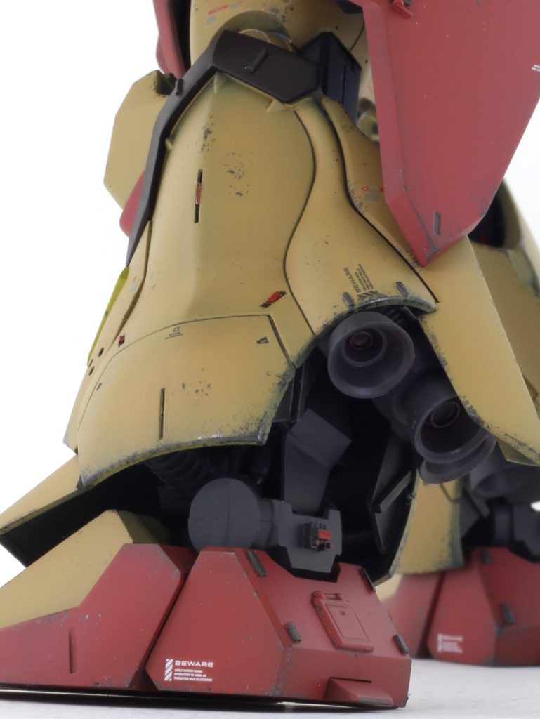 見にくいですが、足首の肉抜きの中にサスペンションを追加あと、スラスター周りを戦艦プラモのパーツでディテールアップ　砲塔を細いパイプやシリンダーなどに見立てていますまた、彫り直した既存モールドにレッドチップを追加