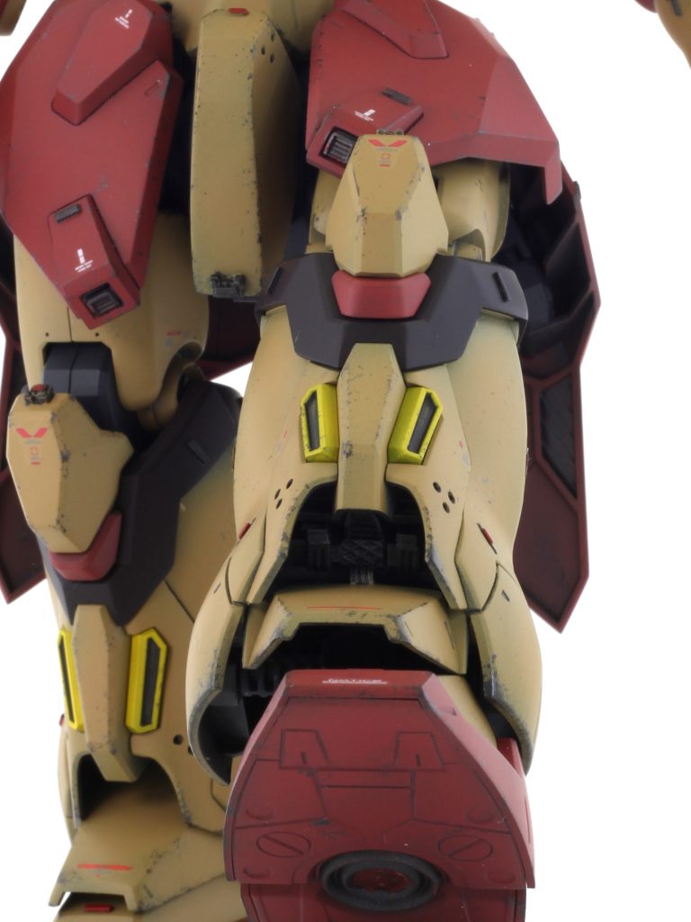 足首ガード装甲の付け根の部分は、特にスカスカ感が気になるので、念入りに装飾。ギアのようなディテールを作ったり、ダクトを追加したりしましたが、これらは基本的に戦艦プラモのパーツで構成されています。例えば、ダクトは脱出艇を加工して作りました。