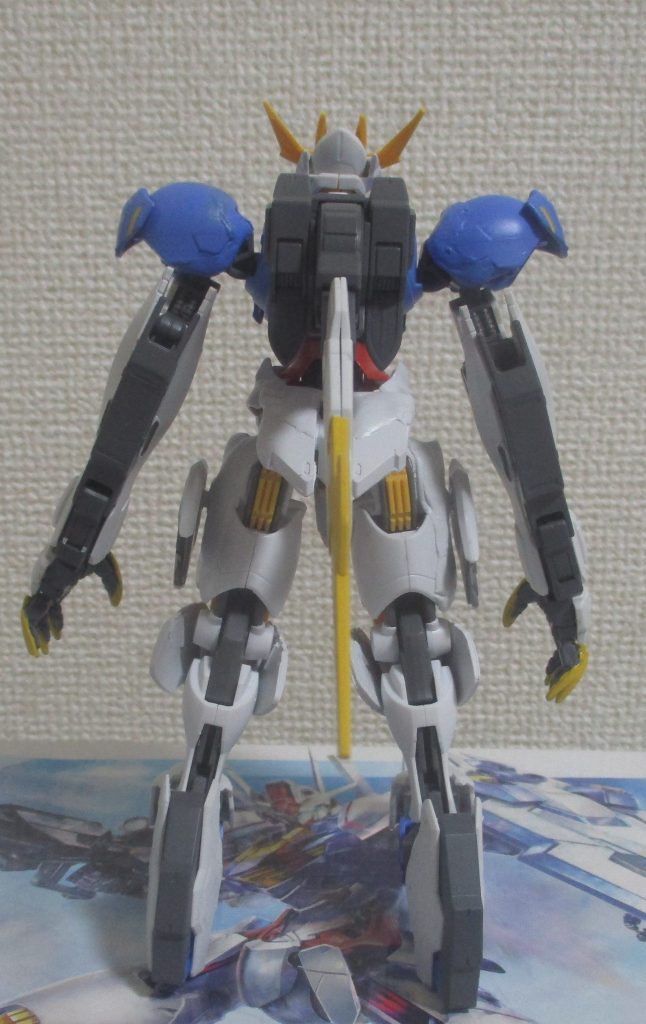 背面見ての通り、エアリアルのフレームと一部装甲に、バルバトス(ルプスレクス)のパーツを張り付けてます。なおカラーリングは、本編12話登場の「改修型」を意識して、青色多めにしてます。