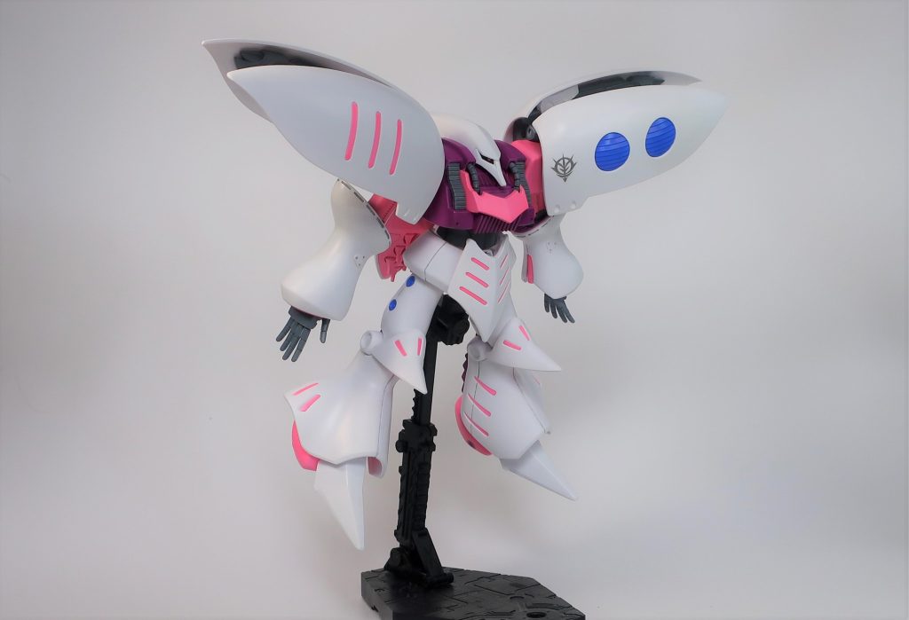 ホワイトが主役なのでスジ彫りは施さず、デカールもジオンのエンブレムのみ。