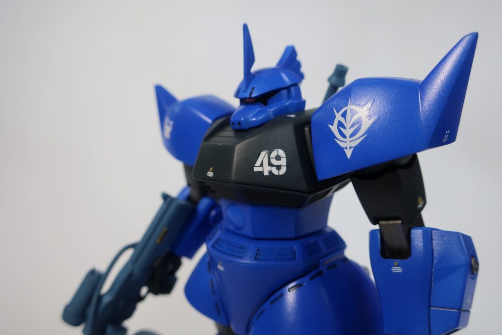 最終決戦ア・バオア・クーの戦い。この青いゲルググはその戦いに参加した数少ないS型ゲルググである。S型を支給されたパイロットは、ほとんどがこのとき高機動型に乗り換えていたのである。本機のパイロットがなぜS型にこだわったのかは明らかでないが、ともかくも本機は最終決戦において、多くの敵機を撃破した。しかし、衆寡敵せず。最後には大破し、遺棄された。パイロットは脱出し、アクシズに落ちのびている。という妄想をしながら制作しました。いやー、たのしい。