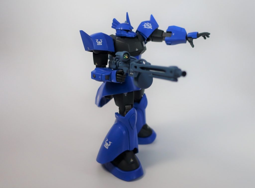 ビームマシンガンは銃身カバーを開口して、中に2ミリプラ棒の銃身を通しています。