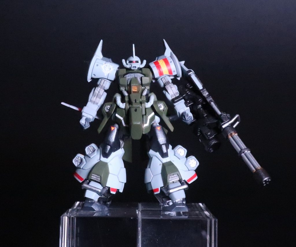 右肩のジオンマークと両膝の▽はガンダムデカールです。マーキングの塗装を試してみたくて適度にマーキングがある21stCENTURY REAL TYPE Ver. をカラーごとマネしました。カラーレシピもほぼHGの説明書通りです。