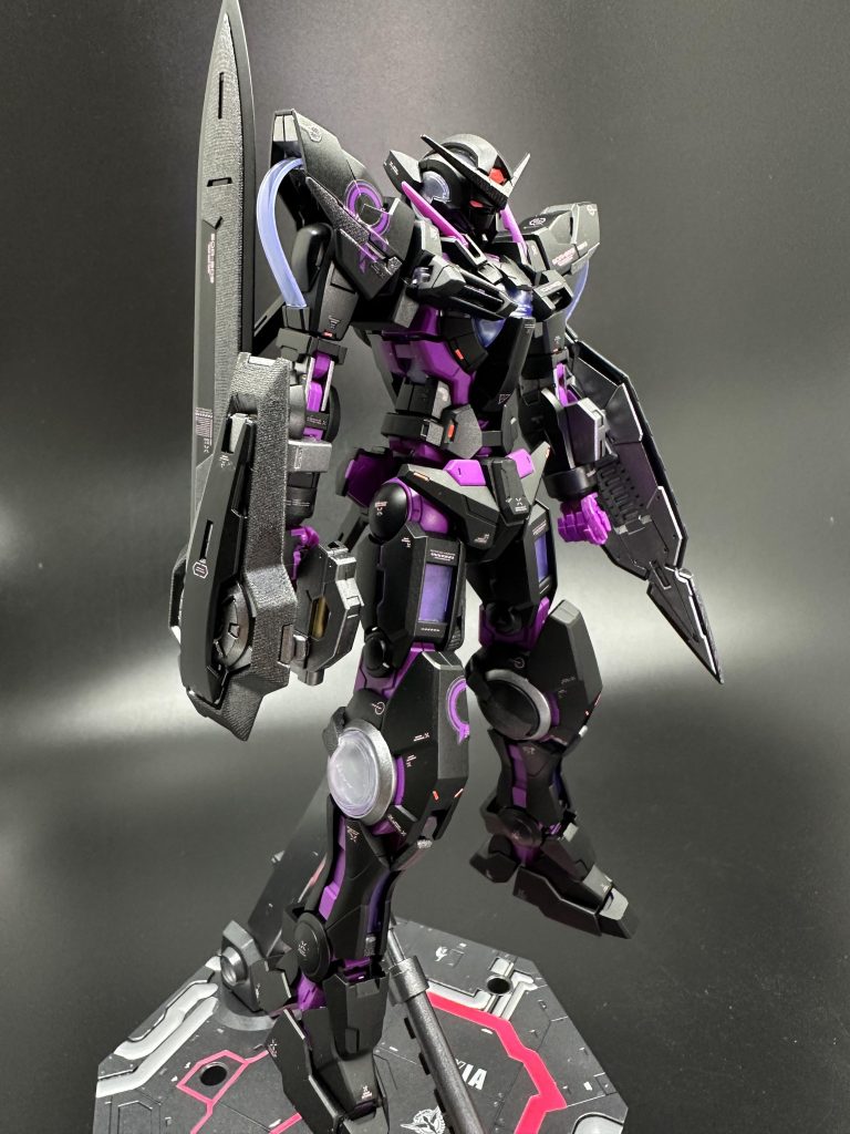 また、ガンメタルやカーボン調塗装で塗り分けて情報量を増やしてます。