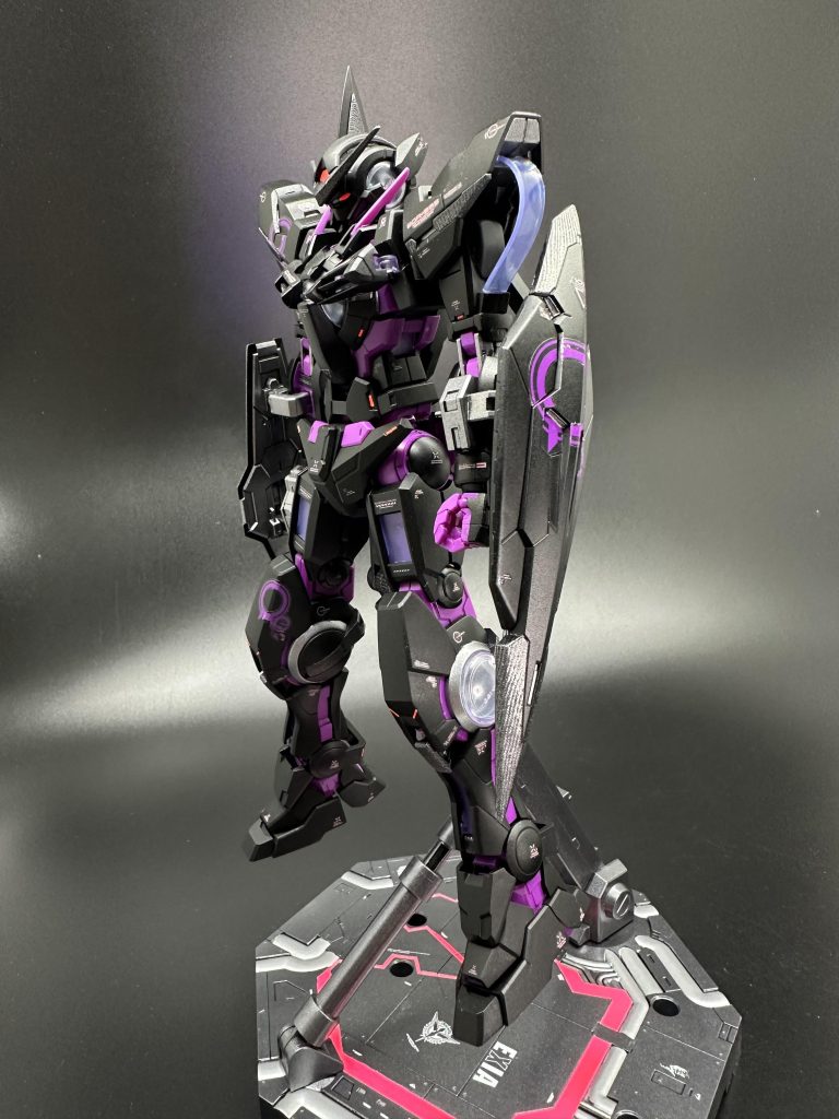 全体的に黒く印象がわかりづらいため、要所要所にセンサーをイメージした赤色を置いてます。