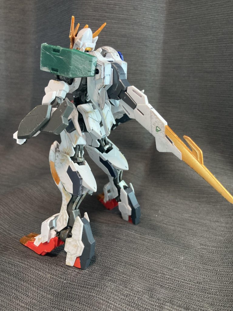 左斜め後ろから。足のシール部分は使って、隙間をマーカーのファントムグレーで塗りました。