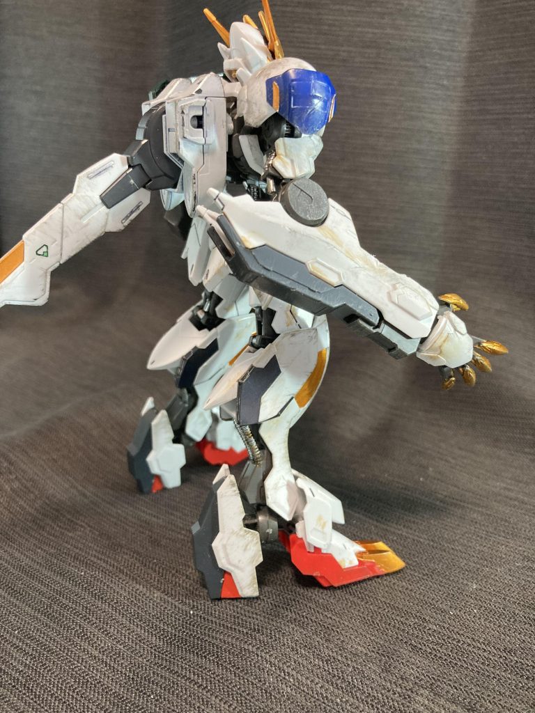 腕や胴体にはヤスリやデザインナイフで戦闘のダメージを入れてみましたが写真ではあまり目立たないですね。