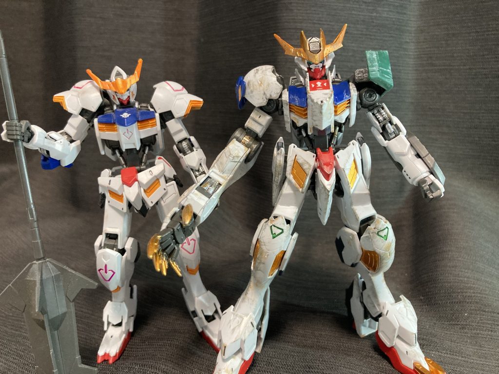 初期バルバトスと並べてみました。こうしてみると、共通部分ってエイハブリアクターとフレームの一部ぐらい？って思いますね。最後までご覧いただき、ありがとうございました。