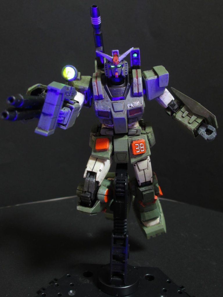 今回も目とランドセルのスコープ、ライフルのスコープに蛍光塗料を使いましたのでUVライトを当てるとよく光ります。