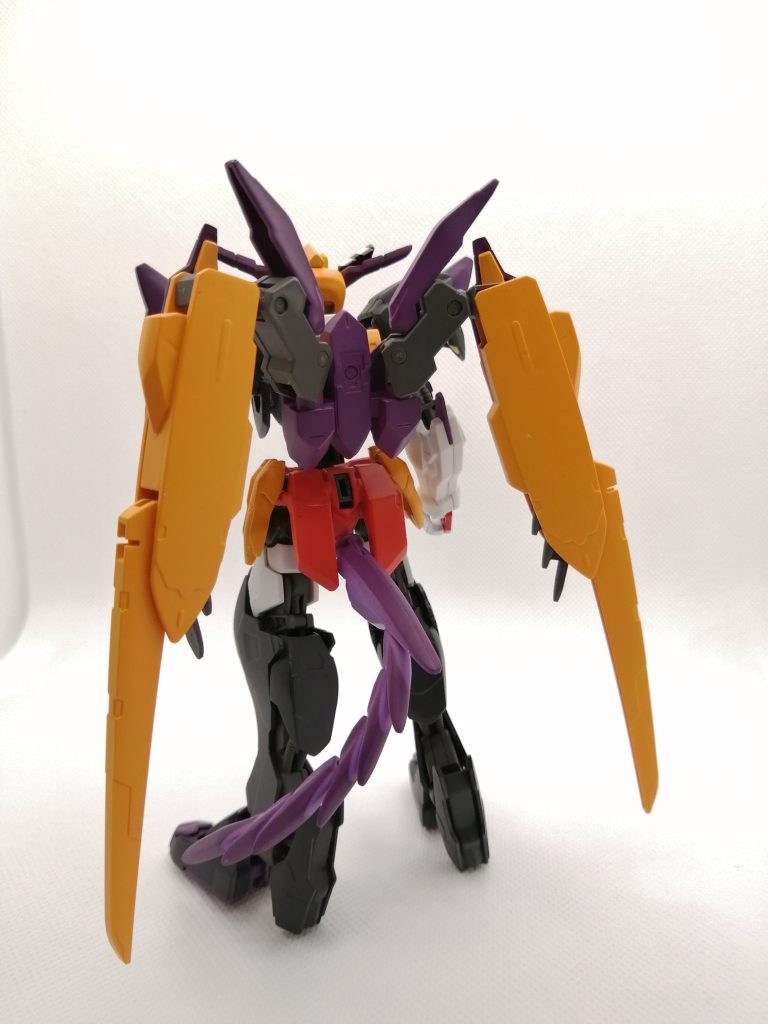 バックショット。バエルソードのホルダーは外しています。尻尾はリアスカートに