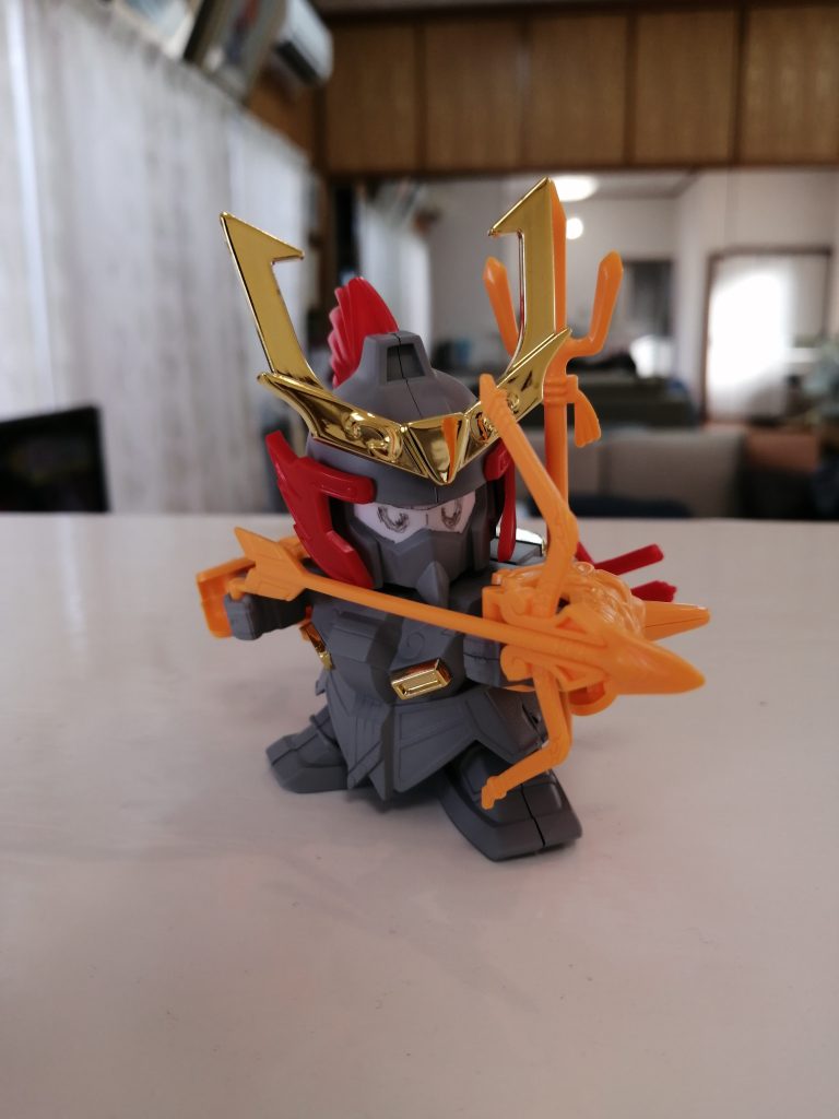 武神は本来、ライトブルー・オレンジ・赤と、かなり明るめな色調なのですが、灰黒を基調にしたことで一転シックなイメージになりました。こうしてみると角飾りめちゃくちゃ長いなー。カットして正解でした。