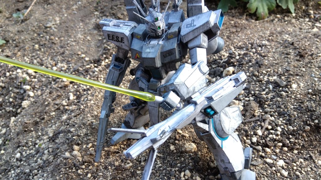 最初は素組のつもりだったんですよ。シールも張ってデカールも張って、まぁ、これでいいかな。って思ったんだけど……ただ、素組じゃ物足りなさ過ぎて、なんか、全体を汚しまくるか。って考えに至ったら、気づけばほぼほぼ全塗装に近い状態になってた(つ・ω・)つミスターウェザリングカラーのマルチブラックで最初は全部、塗ってるし、その上からエナメルのメタリックグレイとガンメタルとかシルバーとか焼鉄、黒鉄、スモークグレイも使ってるから、考えてみればほぼほぼ全塗装です(つ・ω・)つ