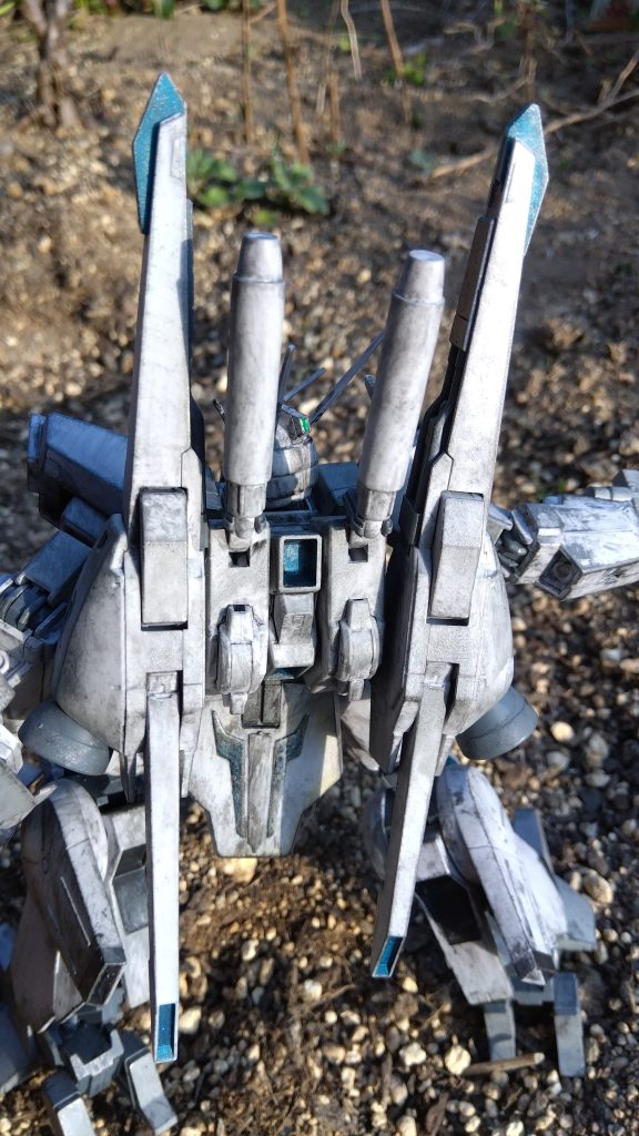 背中も活かすわ。ふと、思うけどAOZのリーベン・ヴォルフ、プレバンでもいいから出してほしいな。ついでに、こいつ、Ver.2を出して、もっと、あの自分専用カラーにしやすいパーツ構成にしてほしいなーって思いましたw